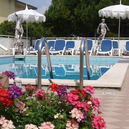 Hotel Trevi Lido di Jesolo Esterno foto