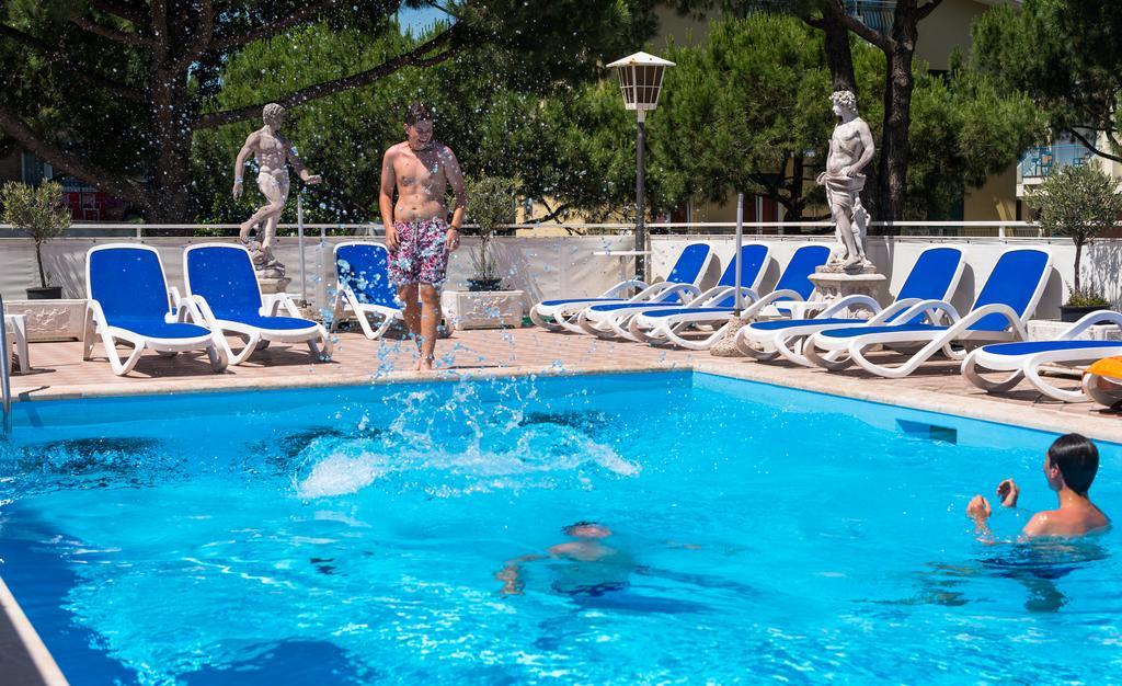 Hotel Trevi Lido di Jesolo Esterno foto