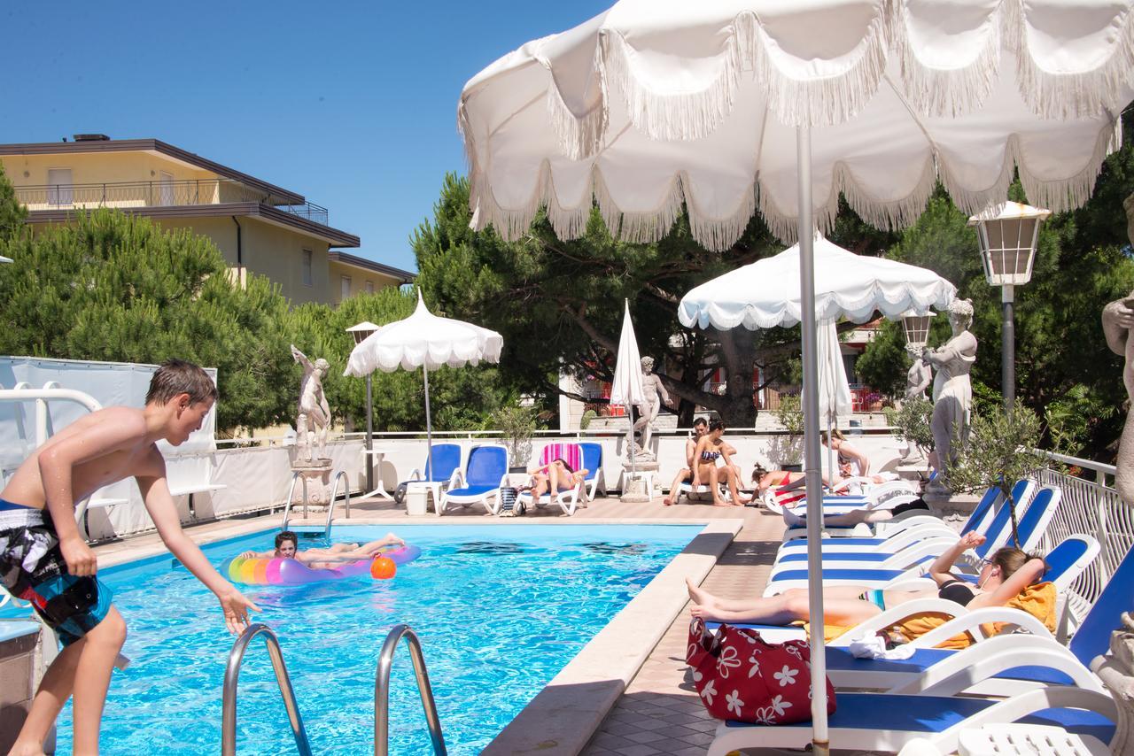 Hotel Trevi Lido di Jesolo Esterno foto
